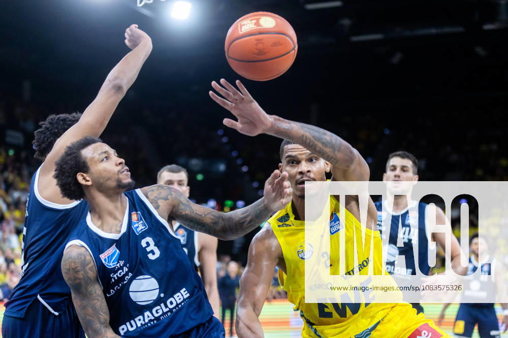 Oldenburg, Niedersachsen, DEU, 20.09.2026, Demajeo Wiggins (rechts, EWE Baskets Oldenburg) und DeLonnie Hunt (links, Syntainics MBC). EWE Baskets Oldenburg vs. Syntainics MBC. Basketball. 1. Basketball-Bundesliga Saison 2026 2027, 1. Spieltag, Grosse EWE Arena. EWE Baskets Oldenburg vs. Syntainics MBC Weißenfels