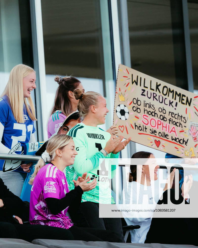 Fußball 2. Frauen Bundesliga, Eintracht Frankfurt II - Hertha BSC Spielerinnen von Eintracht Frankfurt freuen sich über das Debüt von Sophia Winkler (Eintracht Frankfurt U20) Frankfurt