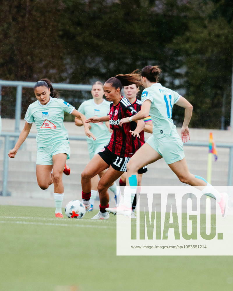 Fußball 2. Frauen Bundesliga, Eintracht Frankfurt II - Hertha BSC v.l. Amira Marlene Dahl (Eintracht Frankfurt U20) und Ella Mettner (Hertha BSC Berlin Frauen) im Zweikampf Frankfurt