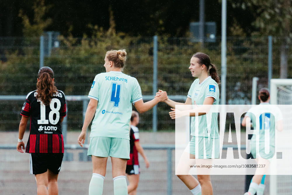 Fußball 2. Frauen Bundesliga, Eintracht Frankfurt II - Hertha BSC v.l. Ela Demirbas (Eintracht Frankfurt U20), Mieke Schiemann (Hertha BSC Berlin Frauen) Frankfurt