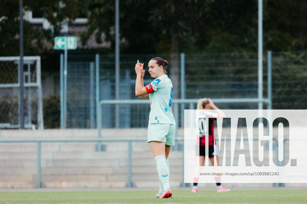 Fußball 2. Frauen Bundesliga, Eintracht Frankfurt II - Hertha BSC Clara Dreher (Hertha BSC Berlin Frauen) applaudiert Ihren Mitspielerinnen Frankfurt