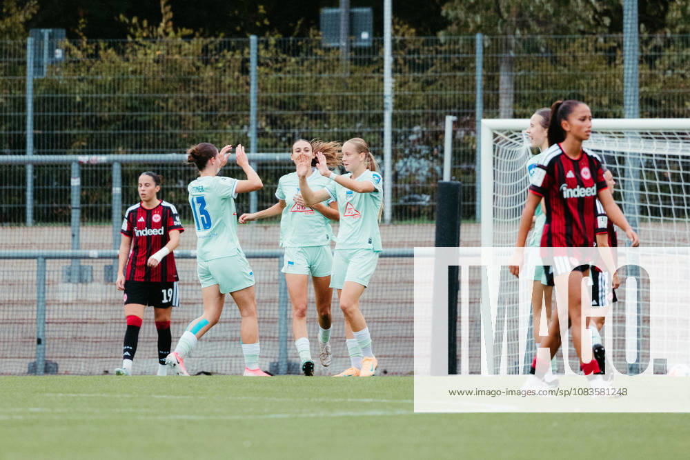 Fußball 2. Frauen Bundesliga, Eintracht Frankfurt II - Hertha BSC Die Frauen von Hertha BSC Berlin bejubeln ein Tor gegen die U20 von Eintracht Frankfurt. Tor, Goal, Jubel, Celebration Frankfurt