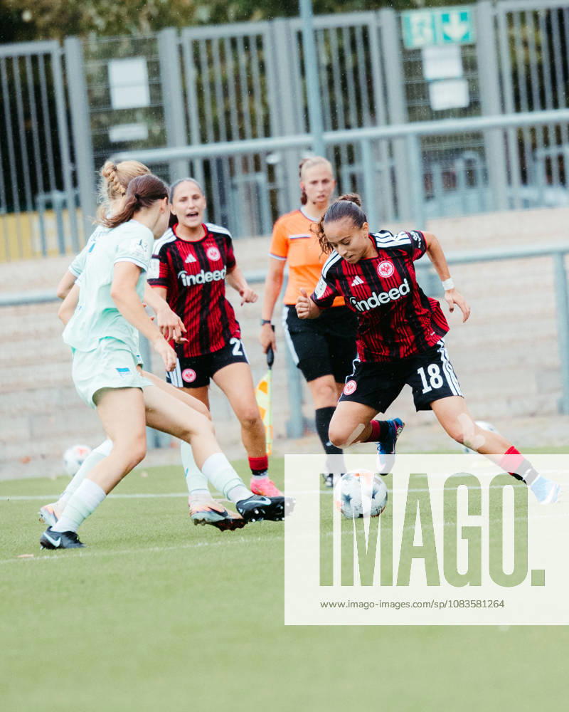 Fußball 2. Frauen Bundesliga, Eintracht Frankfurt II - Hertha BSC Ela Demirbas (Eintracht Frankfurt U20) im Dribbling mit Gegenspielerinnen Frankfurt