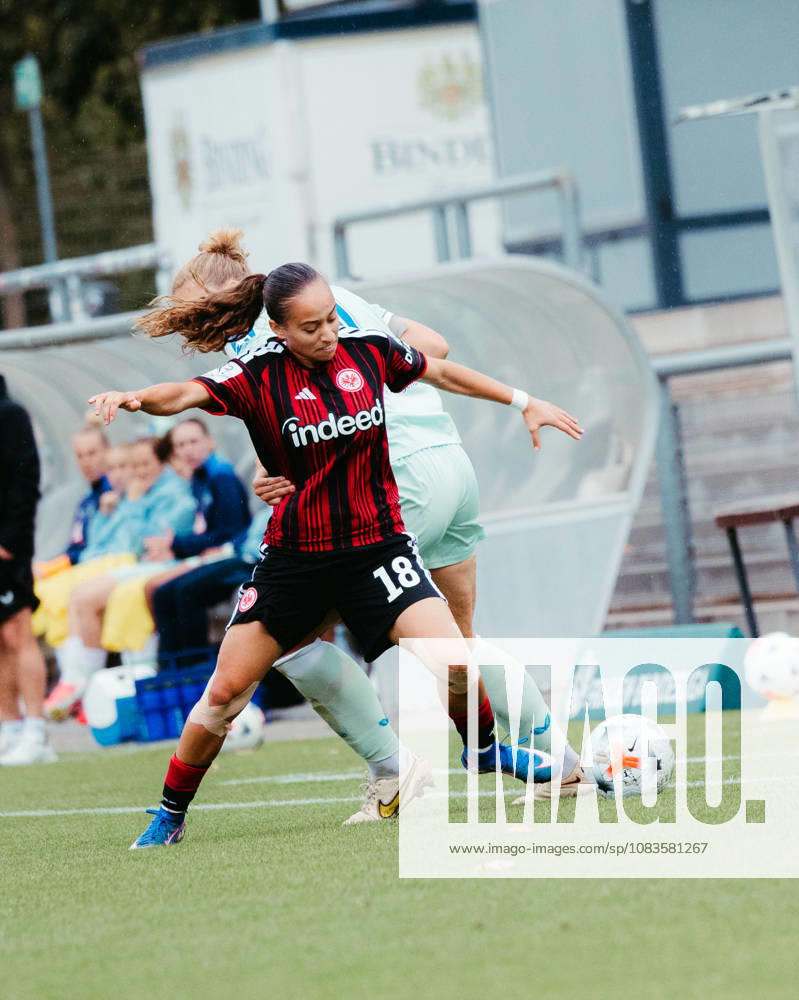 Fußball 2. Frauen Bundesliga, Eintracht Frankfurt II - Hertha BSC Ela Demirbas (Eintracht Frankfurt U20) im Dribbling mit Gegenspielerinnen Frankfurt