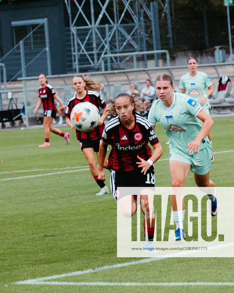 Fußball 2. Frauen Bundesliga, Eintracht Frankfurt II - Hertha BSC Ela Demirbas (Eintracht Frankfurt U20) im Dribbling mit Gegenspielerinnen Frankfurt