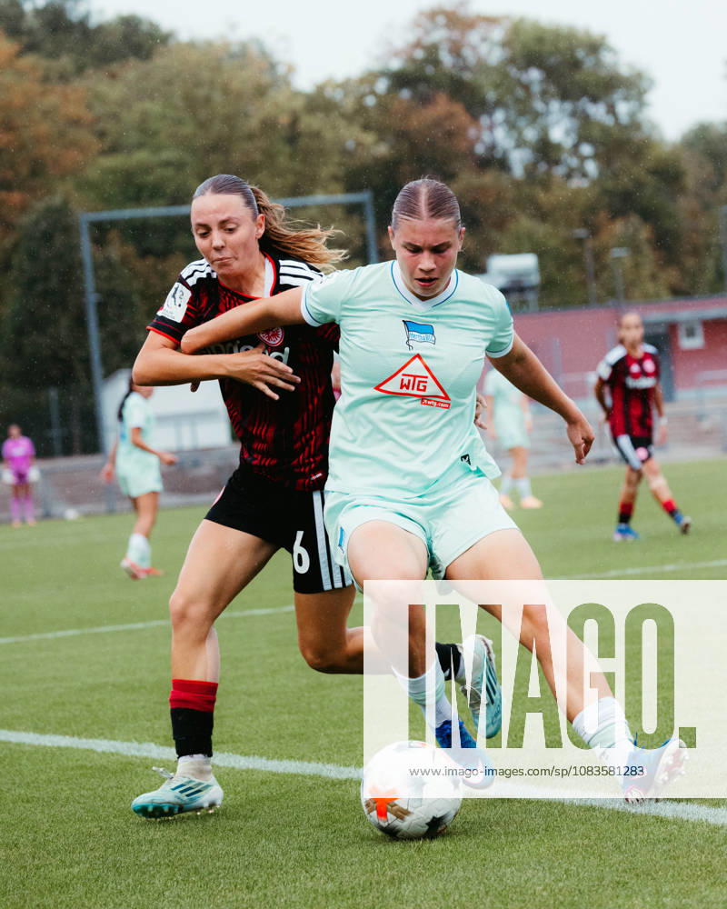 Fußball 2. Frauen Bundesliga, Eintracht Frankfurt II - Hertha BSC Helene Schäfer (Eintracht Frankfurt U20) im Zweikampf mit Gegenspielerinnen Frankfurt