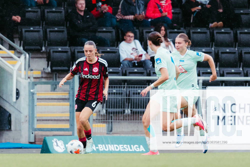 Fußball 2. Frauen Bundesliga, Eintracht Frankfurt II - Hertha BSC Helene Schäfer (Eintracht Frankfurt U20) im Zweikampf mit Gegenspielerinnen Frankfurt
