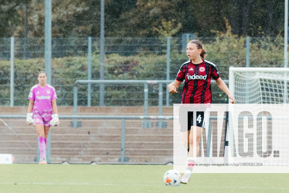 Fußball 2. Frauen Bundesliga, Eintracht Frankfurt II - Hertha BSC v.l. Sophia Winkler (Eintracht Frankfurt U20), Eva Vioctoria Hell (Eintracht Frankfurt U20) Frankfurt