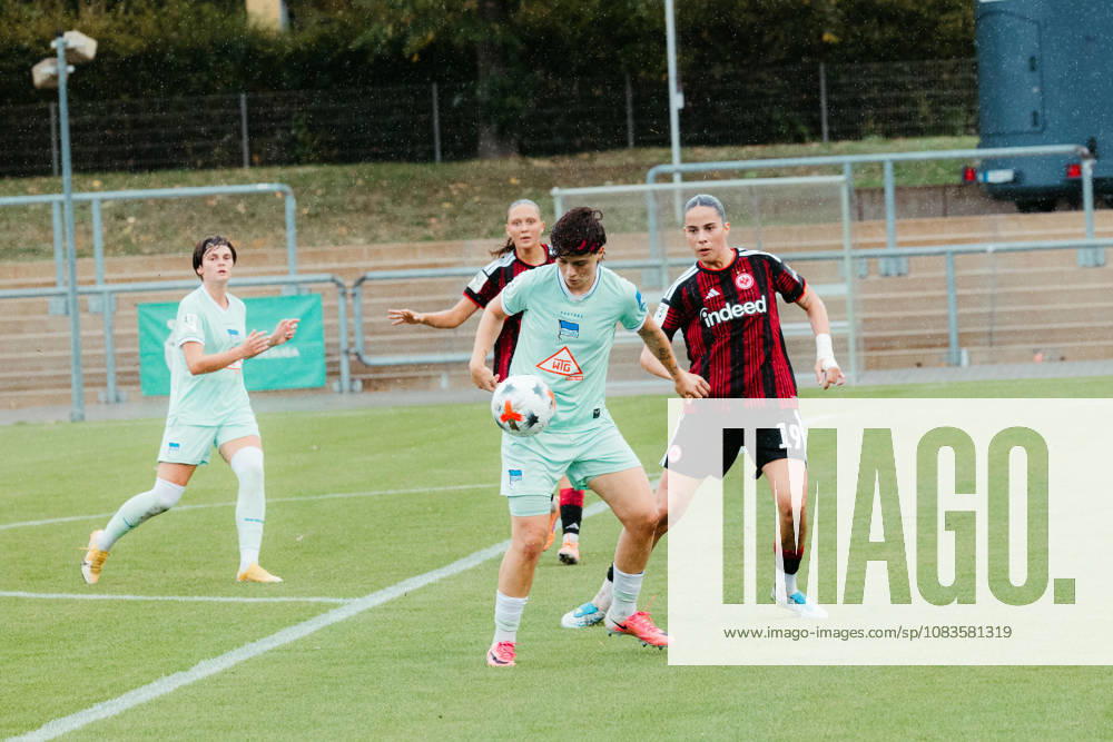 Fußball 2. Frauen Bundesliga, Eintracht Frankfurt II - Hertha BSC Mina Matijevic (Eintracht Frankfurt U20) verteidigt gegen eine Berliner Gegenspielerin Frankfurt