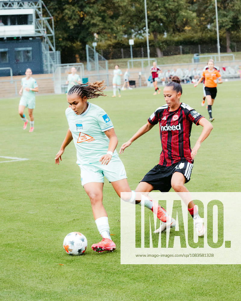 Fußball 2. Frauen Bundesliga, Eintracht Frankfurt II - Hertha BSC Amira Marlene Dahl (Eintracht Frankfurt U20) verteidigt gegen eine Berliner Gegenspielerin Frankfurt