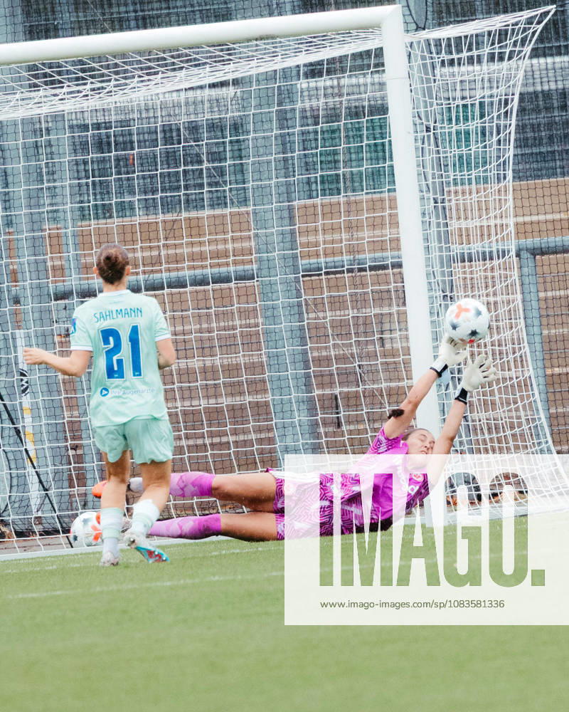 Fußball 2. Frauen Bundesliga, Eintracht Frankfurt II - Hertha BSC Sophia Winkler (Eintracht Frankfurt U20) pariert einen Abschluss Frankfurt