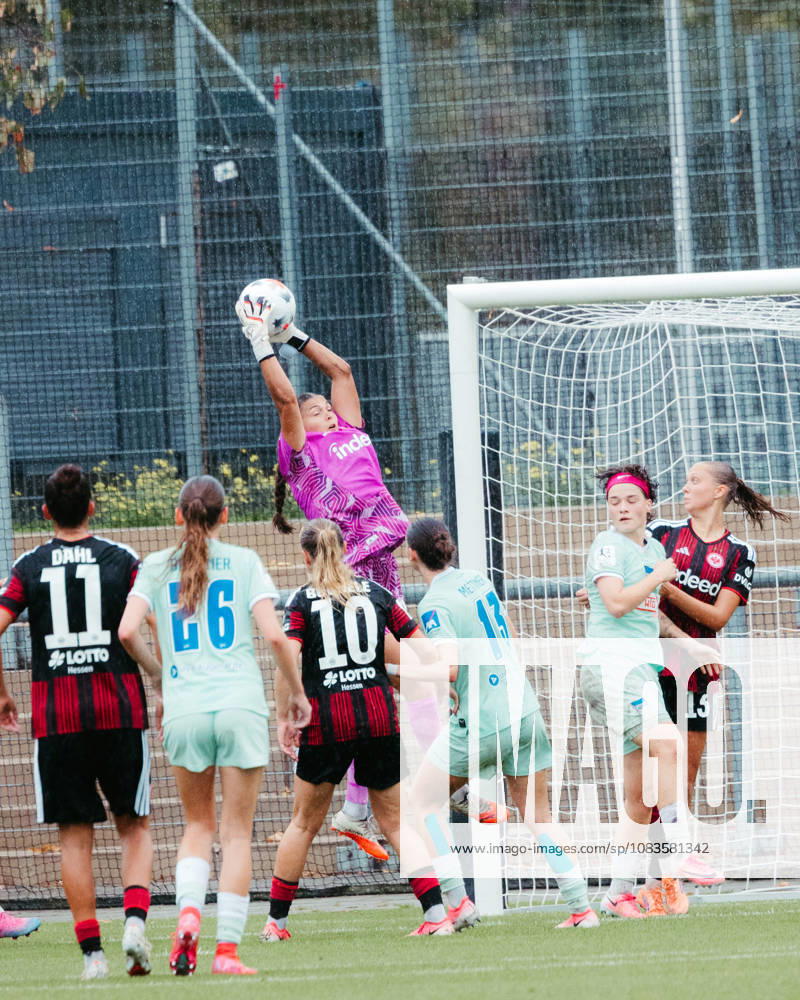 Fußball 2. Frauen Bundesliga, Eintracht Frankfurt II - Hertha BSC Sophia Winkler (Eintracht Frankfurt U20) fängt eine Flanke ab Frankfurt