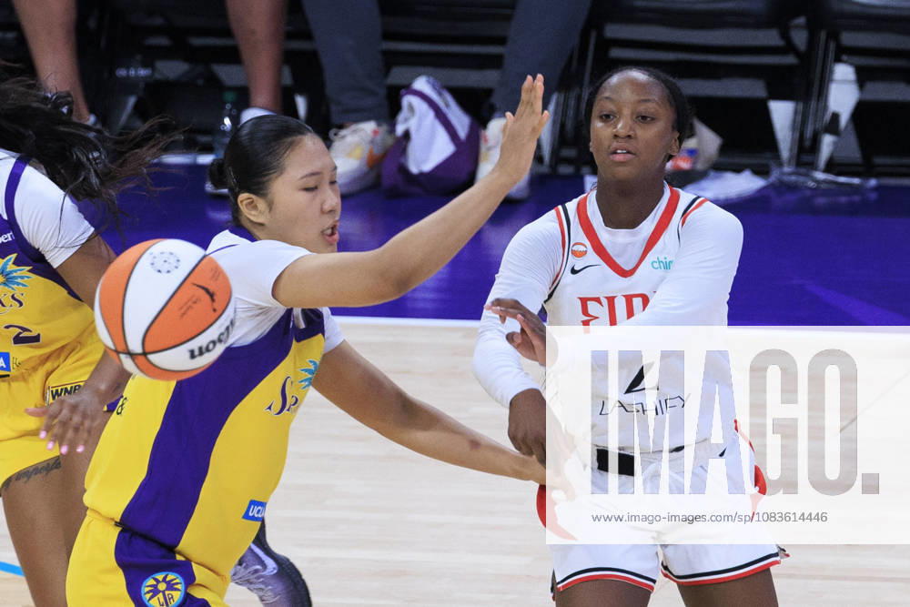 Jordan Harrison 2 of the Portland Fire passes the ball as Jihyun Park 6 of the Los Angeles Sparks defends during their regular season WNBA, Basketball Damen, USA game on Sunday September 20, 2026 at Crypto.com Arena in Los Angeles, California. Sparks defeat Fire, 105-84. ARIANA RUIZ PI Sparks Defeat Fire, 105-84 - ZUMAp124 20260920_zaa_p124_111