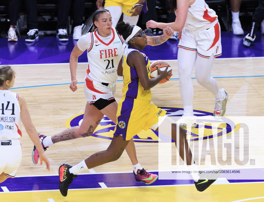 Shyanne Sellers 0 of the Los Angeles Sparks drives to the basket as Emily Engstler 21 of the Portland Fire defends during their regular season WNBA, Basketball Damen, USA game on Sunday September 20, 2026 at Crypto.com Arena in Los Angeles, California. Sparks defeat Fire, 105-84. ARIANA RUIZ PI Los Angeles USA - ZUMAp124 20260920_zaa_p124_125