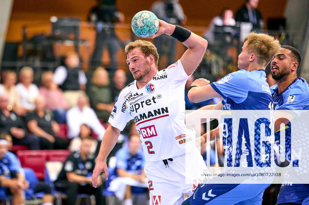 Frieder Bandlow (2, HC Erlangen ) im Zweikampf mit Linus Schmid (19, TVB 1898 Stuttgart ) und Philipp Ahouansou (5, TVB 1898 Stuttgart ) 24.09.2026 - Handball - DHB Pokal - Saison 2026 2027 - 02. Runde: TVB 1898 Stuttgart - HC Erlangen Metropolregion Nürnberg HCE - PeKo - -