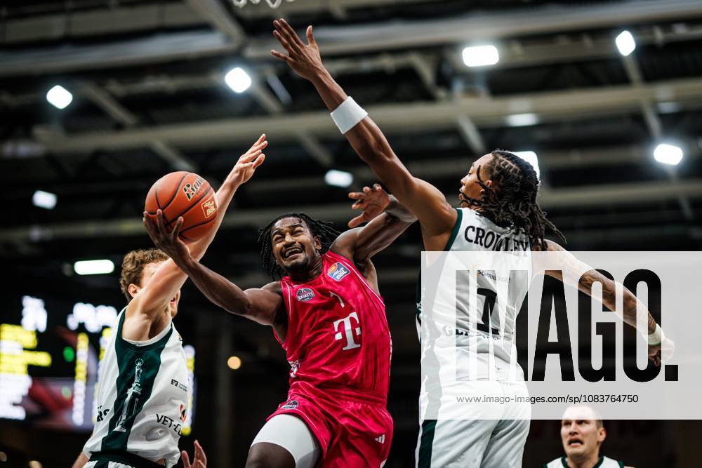 John Michael Wright (Telekom Baskets Bonn) im Zweikampf mit Marco Hollersbacher (Gladiators Trier) und Austin Crowley (Gladiators Trier), Aktion Action Vet Concept Gladiators Trier vs Telekom Baskets Bonn, Basketball, easyCredit BBL, 2. Spieltag, Saison 2026 2027, 25.09.2026 Vet Concept Gladiators Trier vs Telekom Baskets Bonn, Basketball, easyCredit BBL, 2. Spieltag, Saison 2026 2027