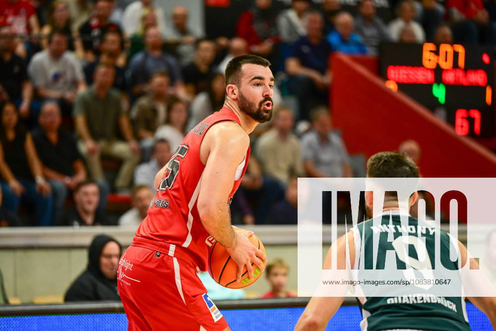 Viktor Kovacevic Barmer 2. Basketball Bundesliga, Pro A, 1. Spieltag, 46ers, Basketball Saison 2026 2027, BBL, Deutschland, Gießen 46ers Artland Dragons, Gießen in rot, Herren, Männer, Artland in dunkel grün