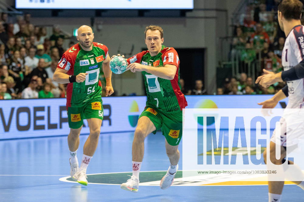 Handball - Opel HBL SC Magdeburg - SG BBM Bietigheim, v.l. Felix Claar (Magdeburg, 7) am Ball, plays the ball Magdeburg
