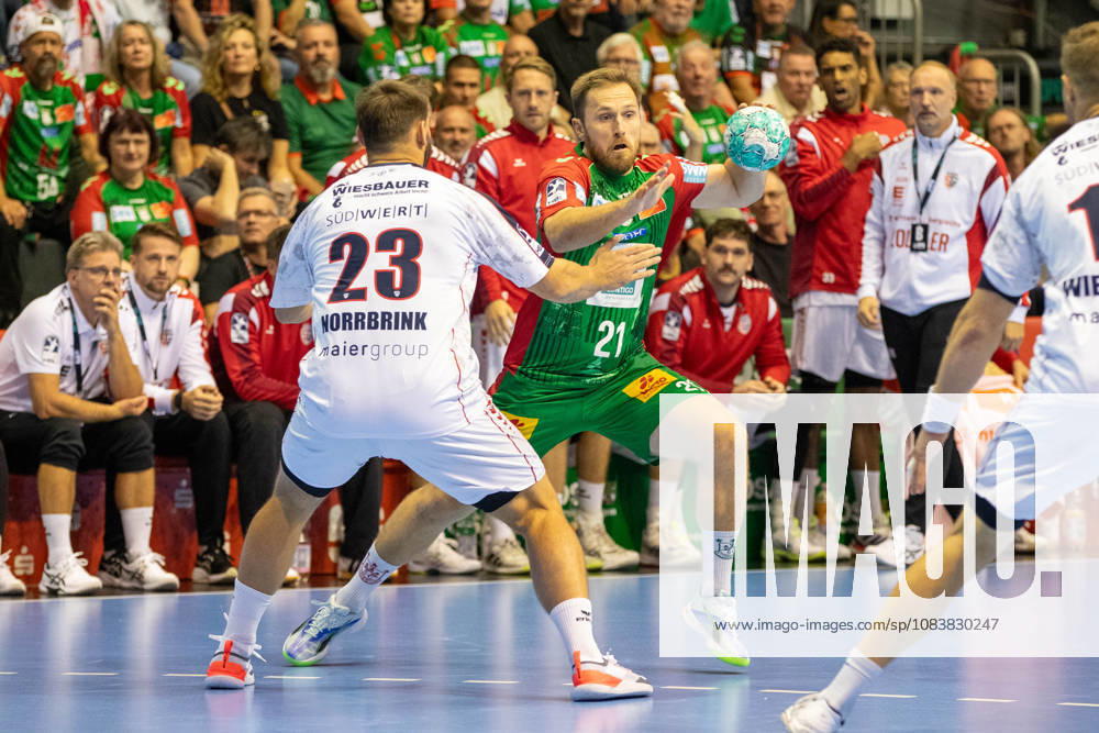 Handball - Opel HBL SC Magdeburg - SG BBM Bietigheim, v.l. Albin Lagergren (Magdeburg, 21) am Ball, plays the ball Magdeburg