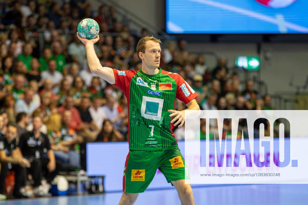 Handball - Opel HBL SC Magdeburg - SG BBM Bietigheim, v.l. Felix Claar (Magdeburg, 7) am Ball, plays the ball Magdeburg