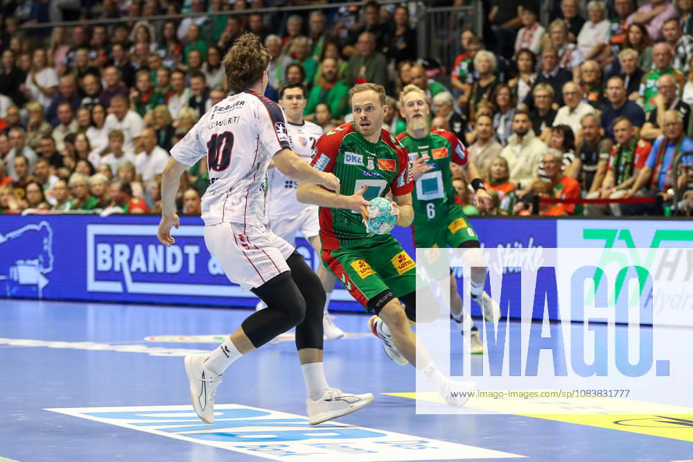 Handball - Opel HBL SC Magdeburg - SG BBM Bietigheim, v.l. Omar Ingi Magnusson (Magdeburg, 14) am Ball, plays the ball Magdeburg