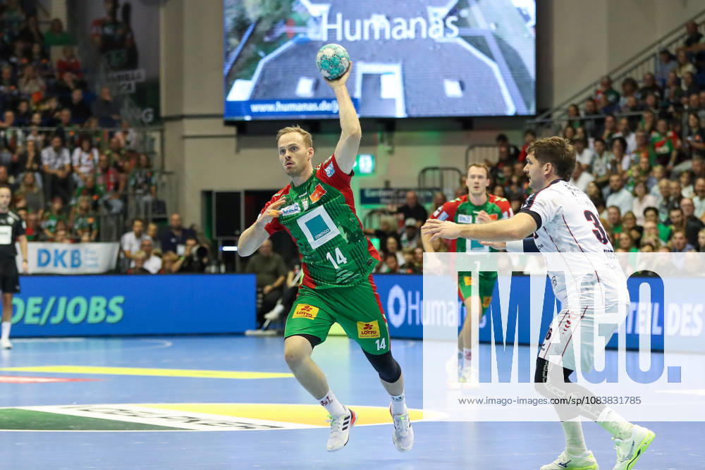Handball - Opel HBL SC Magdeburg - SG BBM Bietigheim, v.l. Omar Ingi Magnusson (Magdeburg, 14) am Ball, plays the ball Magdeburg