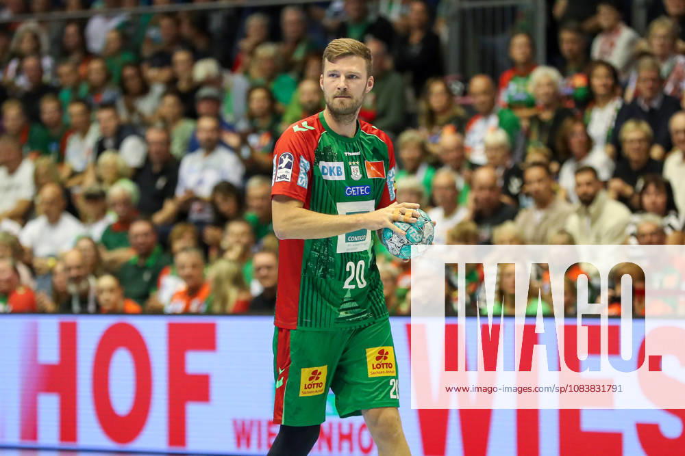 Handball - Opel HBL SC Magdeburg - SG BBM Bietigheim, v.l. Philipp Weber (Magdeburg, 20) am Ball, plays the ball Magdeburg