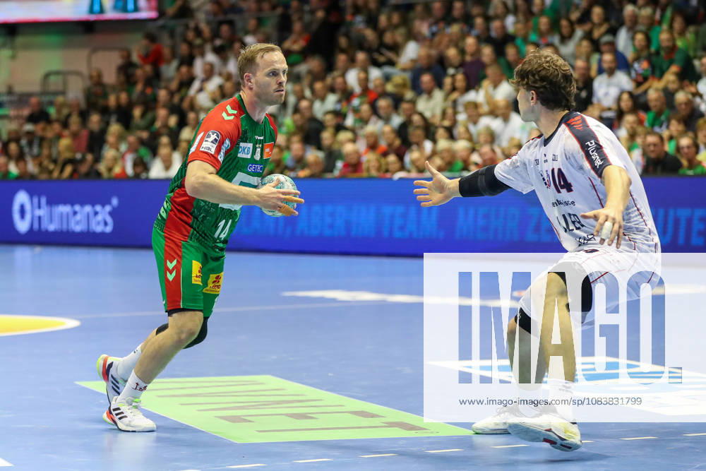 Handball - Opel HBL SC Magdeburg - SG BBM Bietigheim, v.l. Omar Ingi Magnusson (Magdeburg, 14) am Ball, plays the ball Magdeburg