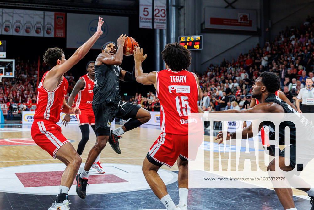 Yuval Hochstadter (BMA365 Bamberg Baskets, 66), Justin Kier (MHP Riesen Ludwigsburg, 01), Brendan Terry (BMA365 Bamberg Baskets, 15), BMA365 Bamberg Baskets vs. MHP RIESEN Ludwigsburg, Basketball, easyCredit BBL, 3. Spieltag, 26.09.2026 BMA365 Bamberg Baskets vs. MHP RIESEN Ludwigsburg, Basketball, easyCredit BBL, 3. Spieltag, 26.09.2026 Bamberg