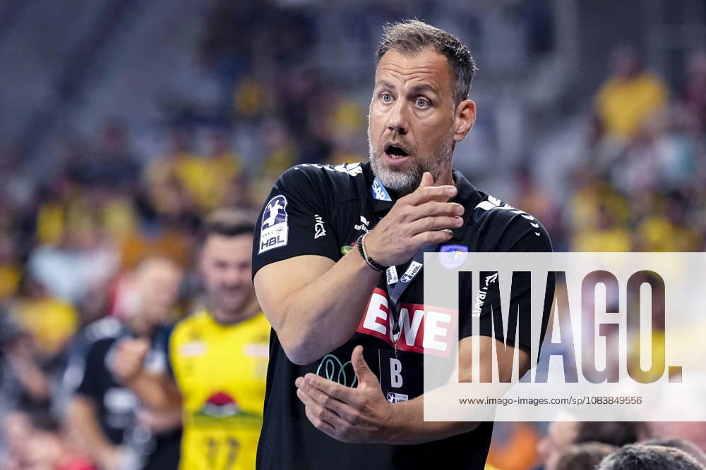Maik Machulla (Trainer, Cheftrainer, RNL), gibt Anweisungen, gestikuliert, mit den Armen gestikulieren, Einzelbild, Einzelfoto, Aktion, Action, 26.09.2026, Mannheim (Deutschland), Handball, Bundesliga, Rhein-Neckar Löwen - MT Melsungen