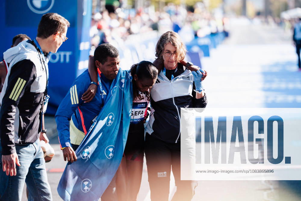 BMW Berlin Marathon 2026, Berlin Tigst Assefa (ETH) winning the BMW Berlin Marathon women, exhaustion in the finish area Berlin Berlin BE Deutschland