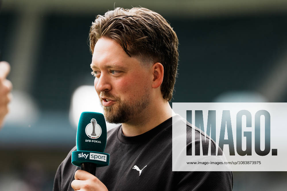 Deutschland, Fußball DFB - Pokal Frauen 2026 2027, 1. Runde - Borussia Mönchengladbach vs FC Bayern München (ista - Borussia - Park): Jonas Spengler (Trainer Borussia Mönchengladbach) im Interview bei Sky vor dem Spiel, nah, Mimik, Sky