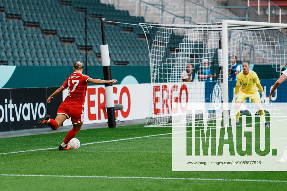 Deutschland, Fußball DFB - Pokal Frauen 2026 2027, 1. Runde - Borussia Mönchengladbach vs FC Bayern München (ista - Borussia - Park): Angriff, Hereingabe von Klara Bühl (Bayern München, 17), Chance, Luisa Palmen (Borussia Mönchengladbach, 23)