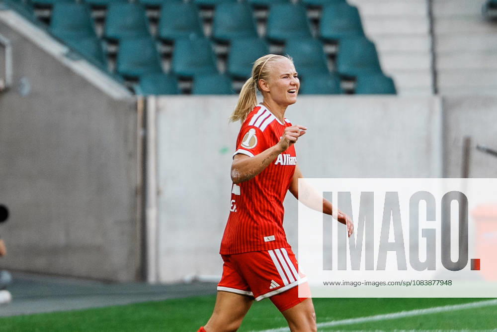 Deutschland, Fußball DFB - Pokal Frauen 2026 2027, 1. Runde - Borussia Mönchengladbach vs FC Bayern München (ista - Borussia - Park): Mimik Pernille Harder (Bayern München, 21) nach Torchance, Kopfball, nah