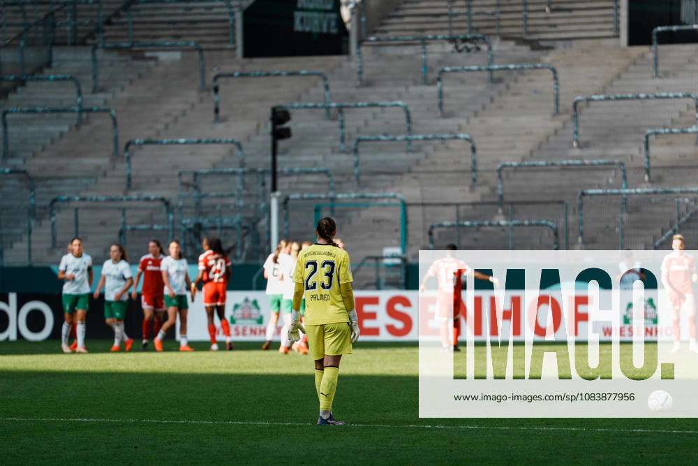 Deutschland, Fußball DFB - Pokal Frauen 2026 2027, 1. Runde - Borussia Mönchengladbach vs FC Bayern München (ista - Borussia - Park): letzter langer Ball von Luisa Palmen (Borussia Mönchengladbach, 23)