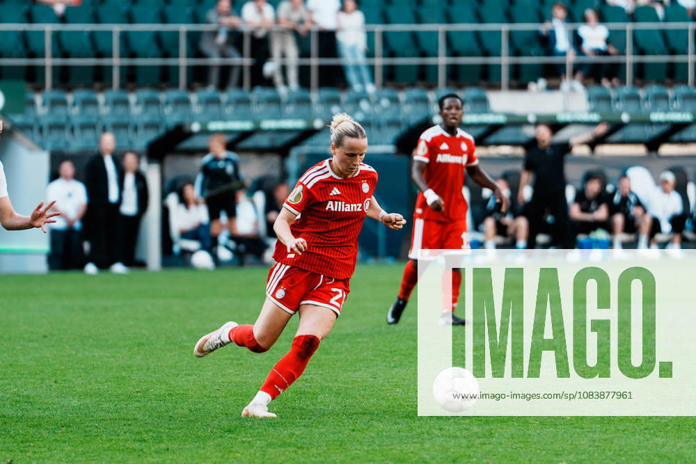 Deutschland, Fußball DFB - Pokal Frauen 2026 2027, 1. Runde - Borussia Mönchengladbach vs FC Bayern München (ista - Borussia - Park): Franziska Kett (Bayern München, 20), Dribbling, Ballbesitz, am Ball, Spielaufbau, Übersicht