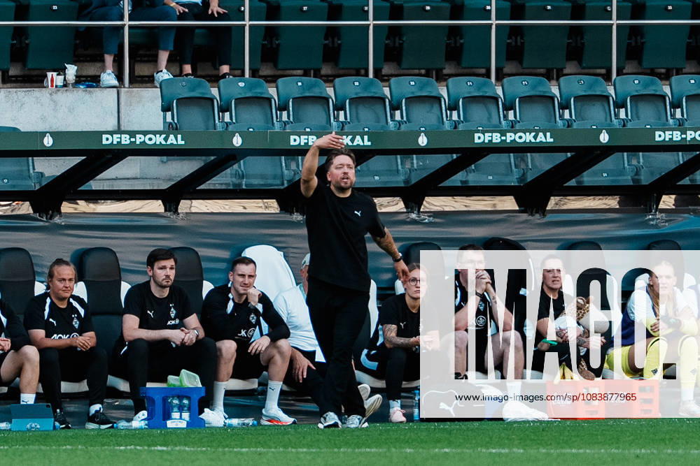 Deutschland, Fußball DFB - Pokal Frauen 2026 2027, 1. Runde - Borussia Mönchengladbach vs FC Bayern München (ista - Borussia - Park): Jonas Spengler (Trainer Borussia Mönchengladbach), Gestik vor der Bank, Winkt, ruft