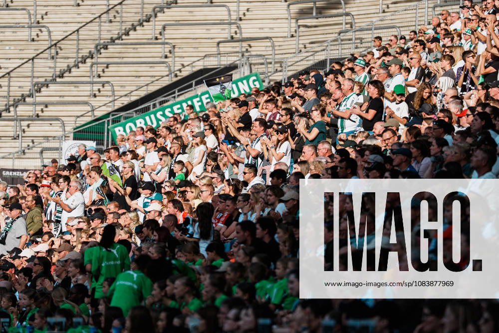 Deutschland, Fußball DFB - Pokal Frauen 2026 2027, 1. Runde - Borussia Mönchengladbach vs FC Bayern München (ista - Borussia - Park): Standing ovations der Fans trotz Niederlage, Motivation, Applaus