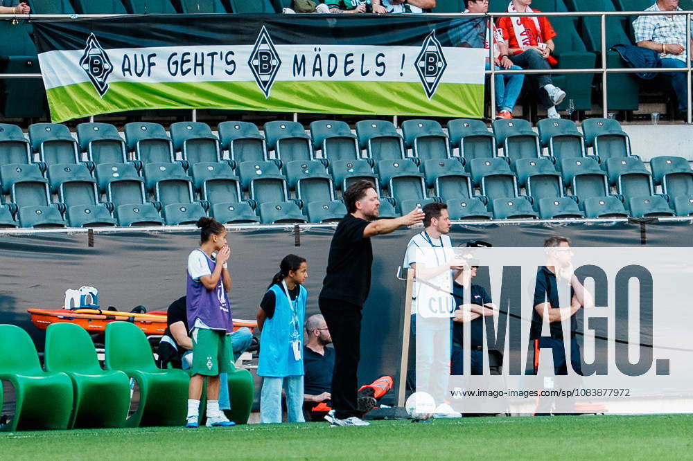 Deutschland, Fußball DFB - Pokal Frauen 2026 2027, 1. Runde - Borussia Mönchengladbach vs FC Bayern München (ista - Borussia - Park): Jonas Spengler (Trainer Borussia Mönchengladbach), Gestik vor der Bank, Winkt, ruft