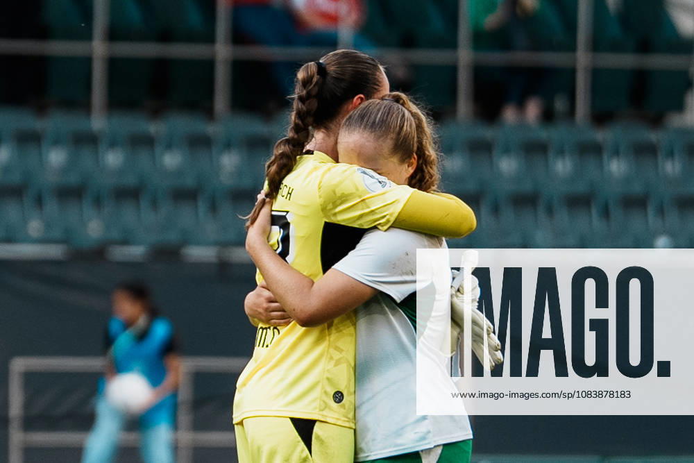 Deutschland, Fußball DFB - Pokal Frauen 2026 2027, 1. Runde - Borussia Mönchengladbach vs FC Bayern München (ista - Borussia - Park): Emotionen, Luisa Palmen (Borussia Mönchengladbach, 23) Trost Mia Giesen (Borussia Mönchengladbach, 19) nach Niederlage, Trauer, Emotion, Niederlage