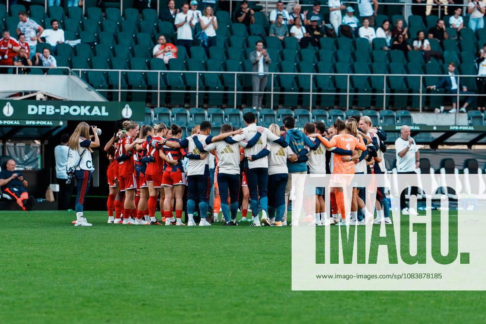 Deutschland, Fußball DFB - Pokal Frauen 2026 2027, 1. Runde - Borussia Mönchengladbach vs FC Bayern München (ista - Borussia - Park): Mannschaftskreis der Bayern nach Sieg, Zusammenhalt