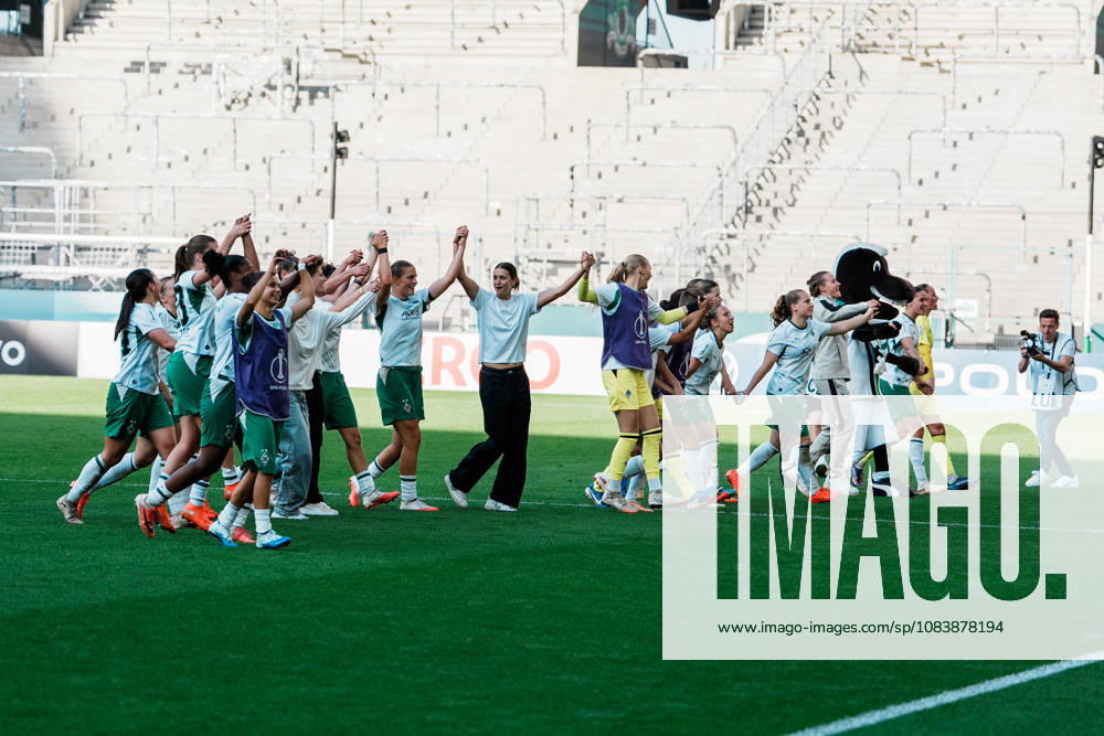 Deutschland, Fußball DFB - Pokal Frauen 2026 2027, 1. Runde - Borussia Mönchengladbach vs FC Bayern München (ista - Borussia - Park): Gladbach feiert trotz Niederlage, Stolz, Freude, Emotionen, Support