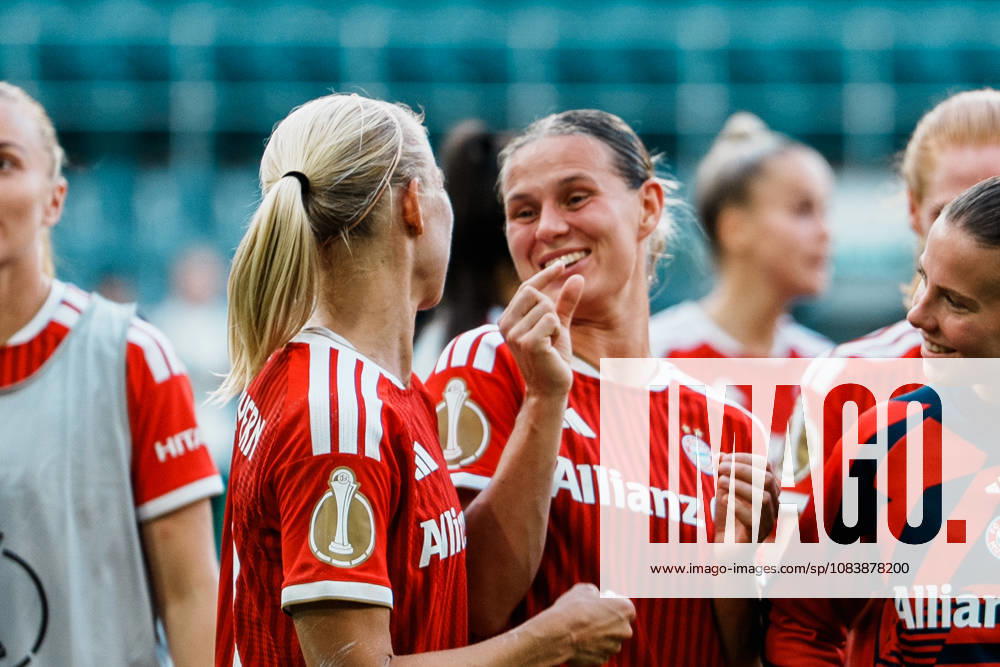 Deutschland, Fußball DFB - Pokal Frauen 2026 2027, 1. Runde - Borussia Mönchengladbach vs FC Bayern München (ista - Borussia - Park): Bayer feiern mit Fans, Sieg, Jubeln, Feiern, Fans, Gewinn, Emotionen, Klara Bühl (Bayern München, 17) lachen, Mimik, Pernille Harder (Bayern München, 21)