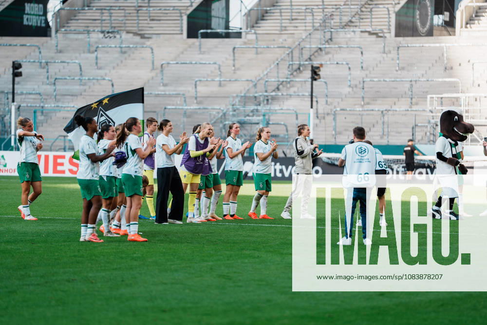 Deutschland, Fußball DFB - Pokal Frauen 2026 2027, 1. Runde - Borussia Mönchengladbach vs FC Bayern München (ista - Borussia - Park): Gladbach feiert trotz Niederlage, Stolz, Freude, Emotionen, Support