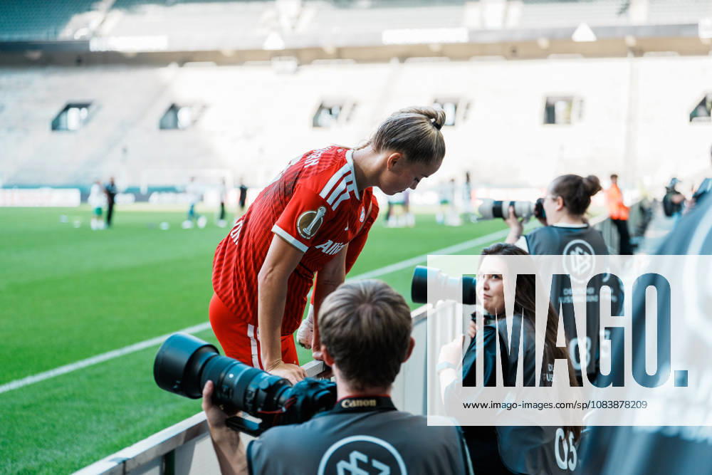 Deutschland, Fußball DFB - Pokal Frauen 2026 2027, 1. Runde - Borussia Mönchengladbach vs FC Bayern München (ista - Borussia - Park): Bayer feiern mit Fans, Sieg, Jubeln, Feiern, Fans, Gewinn, Emotionen, Giulia Gwinn (Bayern München, 7) ernst, geht zu Fans, Star