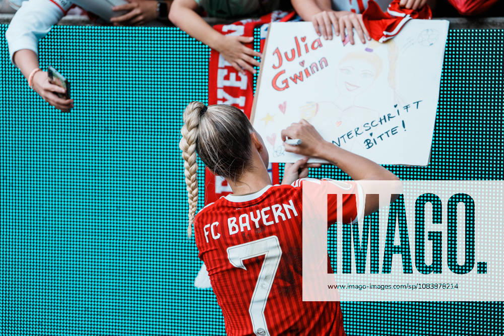 Deutschland, Fußball DFB - Pokal Frauen 2026 2027, 1. Runde - Borussia Mönchengladbach vs FC Bayern München (ista - Borussia - Park): Sieg, Jubeln, Feiern, Fans, Gewinn, Emotionen, Giulia Gwinn (Bayern München, 7) Unterschreibt bei Fans, Schilder, Hype, Nationalspielerin, Star