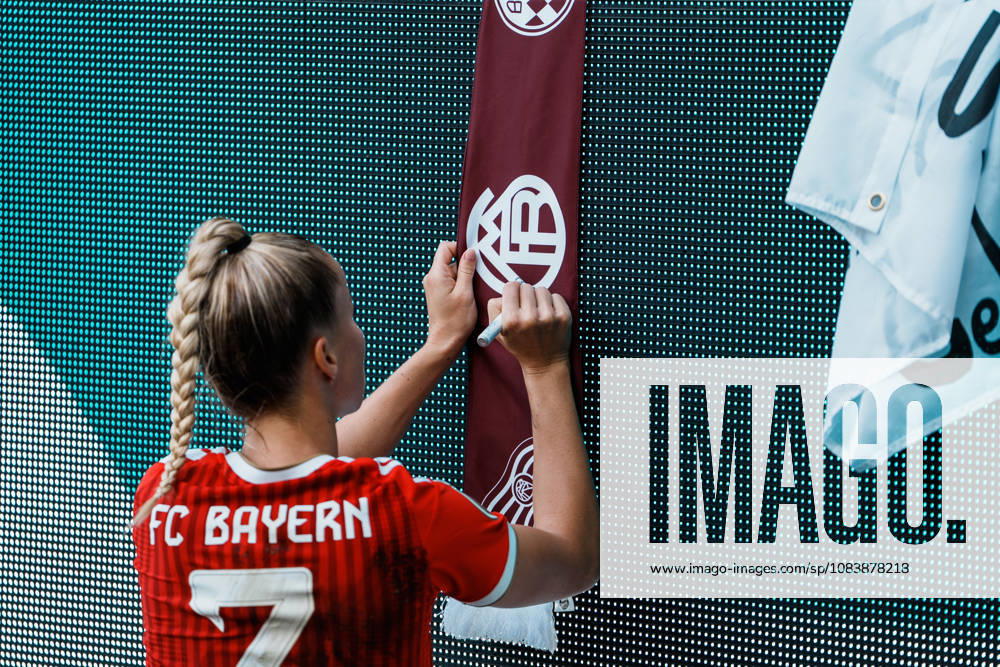 Deutschland, Fußball DFB - Pokal Frauen 2026 2027, 1. Runde - Borussia Mönchengladbach vs FC Bayern München (ista - Borussia - Park): Sieg, Jubeln, Feiern, Fans, Gewinn, Emotionen, Giulia Gwinn (Bayern München, 7) Unterschreibt bei Fans, Schilder, Hype, Nationalspielerin, Star