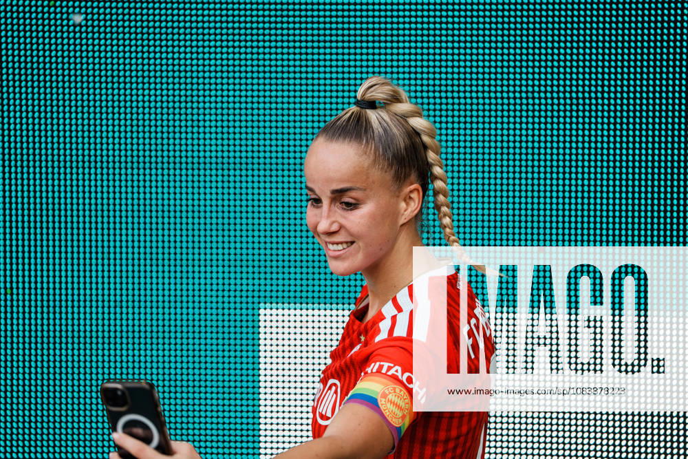 Deutschland, Fußball DFB - Pokal Frauen 2026 2027, 1. Runde - Borussia Mönchengladbach vs FC Bayern München (ista - Borussia - Park): Sieg, Jubeln, Feiern, Fans, Gewinn, Emotionen, Giulia Gwinn (Bayern München, 7) Unterschreibt bei Fans, Schilder, Hype, Nationalspielerin, Star, Selfie