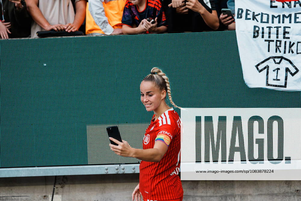 Deutschland, Fußball DFB - Pokal Frauen 2026 2027, 1. Runde - Borussia Mönchengladbach vs FC Bayern München (ista - Borussia - Park): Sieg, Jubeln, Feiern, Fans, Gewinn, Emotionen, Giulia Gwinn (Bayern München, 7) Unterschreibt bei Fans, Schilder, Hype, Nationalspielerin, Star, Selfie