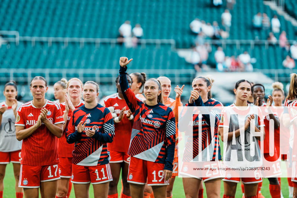 Deutschland, Fußball DFB - Pokal Frauen 2026 2027, 1. Runde - Borussia Mönchengladbach vs FC Bayern München (ista - Borussia - Park): Bayer feiern mit Fans, Sieg, Jubeln, Feiern, Fans, Gewinn, Emotionen, Katharina Naschenweng (Bayern München, 19), Sarah Mattner-Trembleau (Bayern München, 11), Klara Bühl (Bayern München, 17)